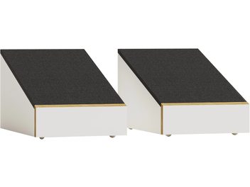 Para kolumn Dolby Atmos Monitor Audio Bronze AMS 7G w białym drewnianym obudowie z pochylonym wierzchem, pokrytym czarną tkaniną akustyczną z cienką jasną drewnianą obwódką, widok z trzech czwartych z przodu