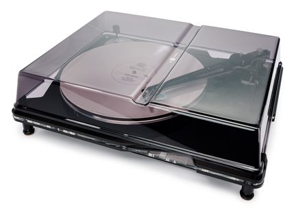Platine vinyle noire en finition brillante avec couvercle en plastique translucide fumé et disque vinyle rose pâle sur le plateau, vue de trois quarts avant légèrement en plongée