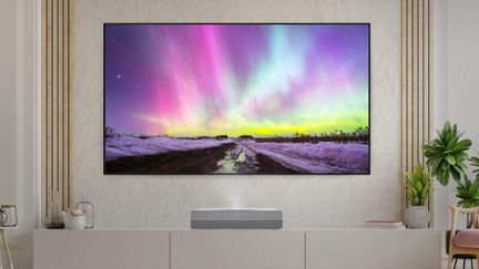 Lähiprojektsiooniga projektor