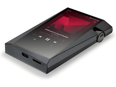 Baladeur audiophile Astell&Kern SR35 charcoal gray, vue de dessus, écran tactile affichant interface rouge, boîtier gris foncé