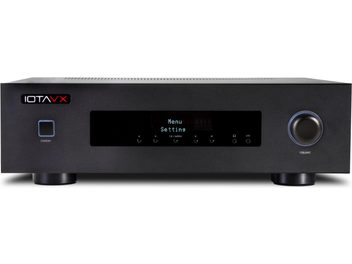 Preamplificatore home cinema IOTAVX AVX17 nero in metallo, vista frontale, pannello piatto con logo in alto a sinistra, ampio display centrale scuro, fila di piccoli pulsanti e prese sottostanti, tasto standby quadrato retroilluminato a sinistra e grande manopola del volume circolare a destra