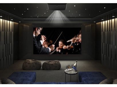Vidéoprojecteur Epson EH-LS11000W projetant une image d'un orchestre en noir et blanc dans une pièce sombre avec deux poufs