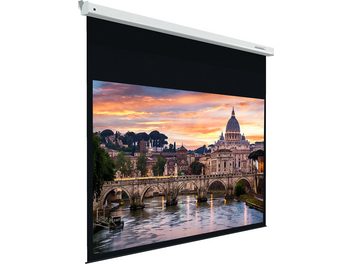 Lumene Embassy HD 240C motoriseeritud ekraan, eestvaade, lahti, kuvab pildi sillast ja hoonetest päikeseloojangul, mis peegelduvad jões