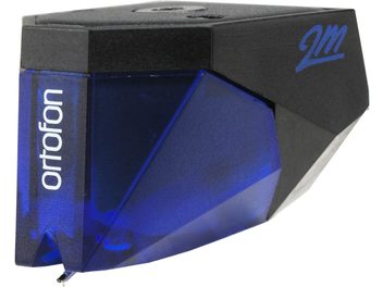 Cellule platine vinyles Ortofon 2M blue, vue de face et de côté, corps noir mat et bleu translucide, stylet argenté