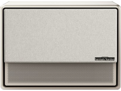 Enceinte rectangulaire gris clair Harman/Kardon, grille noire sur la partie inférieure, logo argenté en bas à droite