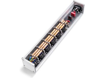 Multiprindere cu protecție împotriva supratensiunilor Inakustik AC-3200 Filter Analog SCHUKO din aluminiu argintiu, carcasă alungită deschisă care dezvăluie șase prize circulare negre, șine duble din cupru și componente de filtrare roșii, vedere în perspectivă de sus