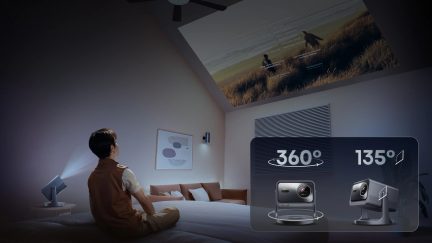 Isik istub voodil, vaadates laeprojektsiooni, kaks kaamerat kuvatud 360° ja 135° nurkadega, valge sein.