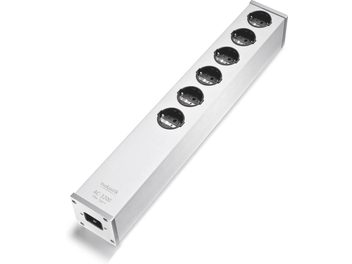 Multi-vtičnica za zaščito pred prenapetostjo Inakustik AC-3200 Filter Digital SCHUKO v srebri, izdelana iz brusljenega aluminija, pogled zgoraj pod kotom, opremljena s šestimi črnimi Schuko vtičnicami, poravnano v vrsto, in IEC priključkom na sprednji strani