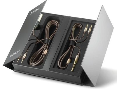 Casque hifi ouvert Focal Clear MG dans boîte noire ouverte, vue de face en plongée, avec câbles et adaptateurs