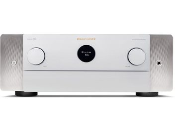 Ampli home-cinéma Marantz Cinema 50 argent, vue de face, façade argentée avec écran LCD bleu affichant "Blu-ray 50%"