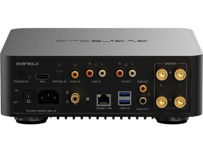 Närbild av baksidan på den integrerade stereo hi-fi-förstärkaren EverSolo Play i borstad svart aluminium, rektangulärt chassi med rad av RCA-anslutningar, HDMI ARC-port, optisk ingång, två USB 3.0-portar, LAN-port, strömbrytare och nätanslutning samt fyra guldfärgade högtalarterminaler.
