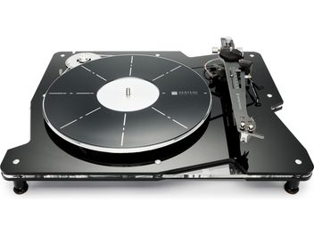 Platine vinyle hi-fi Vertere Acoustics Pack DGX Dark Sabre noir, châssis en acrylique noir brillant avec plateau circulaire noir à repères blancs et bras de lecture métallique argenté, vue de dessus en légère plongée