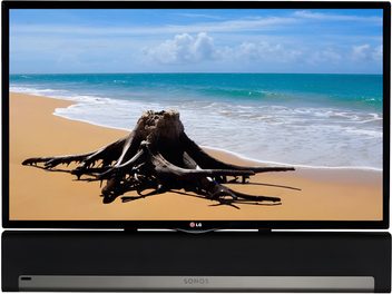 Schermo TV che mostra una spiaggia con ceppo d'albero, montato su un supporto a parete Flexson per TV e soundbar