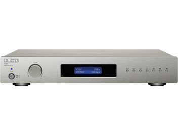 Vue de face du tuner Block R-250 argenté en aluminium brossé, grand bouton rotatif et LED bleue à gauche, écran rétroéclairé bleu centré, rangée de petits boutons circulaires à droite
