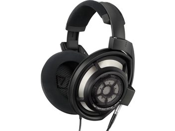 Sennheiser HD 800 S črne barve, žične odprte slušalke za visokozvokovno reprodukcijo, izdelane iz mat plastike in kovine, z velikimi obročnimi blazinicami in rebrasto mrežo, na kateri je napis "High Definition Driver 300 Ω", opremljene z blazinjenim obročem in odklopnim kablom, pogled iz treh četrtin.