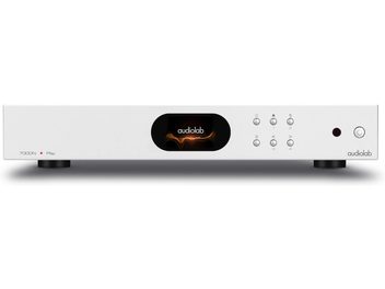 Lecteur audio réseau Audiolab 7000N Play argent avec écran central noir affichant un graphique orange et boutons à droite