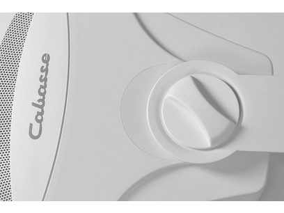 Enceinte Cabasse ZEF 17 blanc, vue rapprochée de face, grille métallique perforée, tweeter central, logo Cabasse