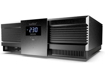 Conditionneur secteur IsoTek EVO3 NOVA noir, vue en perspective, façade avec écran numérique bleu affichant "230", grilles latérales noires