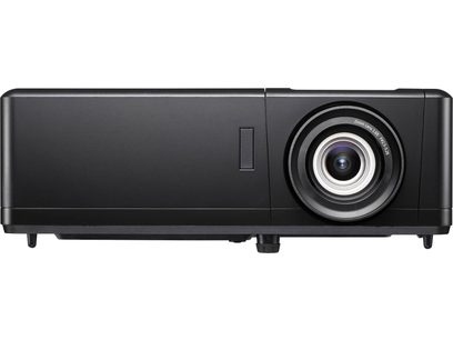 Βιντεοπροβολέας Optoma UHZ55 μαύρος, πρόσοψη με αποκεντρωμένο φακό, γρίλια εξαερισμού, λευκό λογότυπο στο επάνω μέρος, συνδεσιμότητα στη δεξιά πλευρά