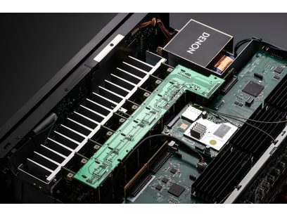 Ampli home-cinéma Denon AVC-X4800H noir, vue intérieure en plongée des circuits imprimés et composants électroniques