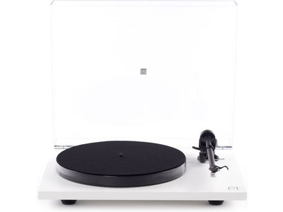 Platine vinyles hi-fi Rega Planar 1 Plus blanc mat avec socle rectangulaire, plateau circulaire noir, bras de lecture noir, capot transparent