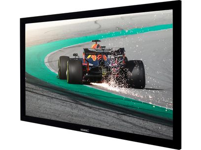 Écran plat Lumene Movie Palace UHD 4K 270C affichant une Formule 1 Red Bull projetant de l'eau sur une piste verte