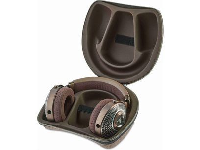 Casque hifi ouvert Focal Clear MG, coloris marron et gris, vu de face et de profil dans son étui de transport rigide