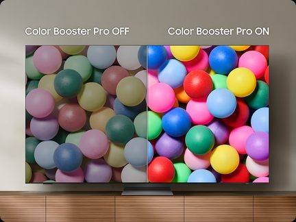Téléviseur écran plat noir métal et plastique mat, vue de face, cadre ultra-mince, écran partagé affichant la comparaison « Color Booster Pro OFF » et « Color Booster Pro ON » avec des balles multicolores, monté sur un pied central rectangulaire posé sur un meuble en bois