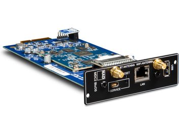 Vista dall'alto della scheda di espansione NAD MDC2 BluOS-D, componenti elettronici su circuito stampato blu, connettori dorati