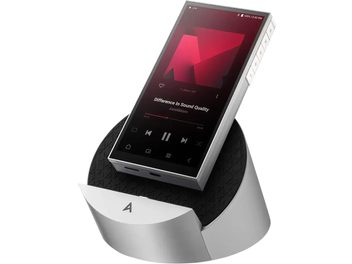 Audiofiilne Astell&Kern PD10 hõbedane alumiiniumist muusikamängija, must puutetundlik ekraan sisse lülitatud, külgedel graveeritud nupud, esitatud kaldvaates sobival harjatud metallist ümmargusel alusel ja mustal tekstuurse kummipinnaga