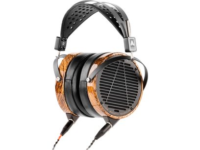 Audeze LCD-3 zebrano avatud juhtmega hifi-peakomplekt, vaade kolmest veerandist, ümmargused korpused pruunikas triibulise zebrano puidust, musta avatud metallvõrega, laiad mustast nahast padjad ja topelt metallist perforeeritud peavõru