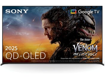 Téléviseur Sony BRAVIA 8 II K55XR8 noir à cadre métallique mince, dalle plate QD-OLED, vue de face avec pieds discrets aux extrémités et écran affichant une affiche de film
