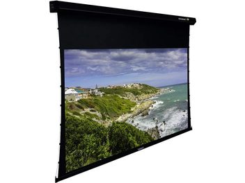 Écran de projection motorisé Lumene Coliseum UHD 4K 270C déployé affichant un paysage côtier avec maisons et végétation