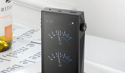 Aparat negru dreptunghiular cu ecran care afișează indicatoare luminoase albastre, buton rotativ pe partea dreaptă, vedere din unghi