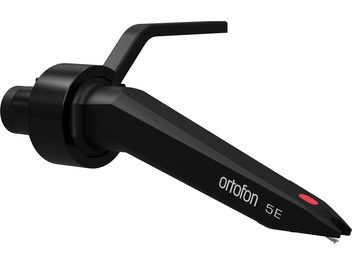 Ortofon Concorde 5E pickup i mat sort plast og metal, set fra trekvart vinkel, slankt hus med vinklet løftearm, hvidt logo og rød prik nær spidsen