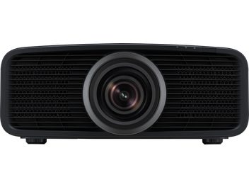 Vidéoprojecteur JVC DLA-NZ700B, vue frontale, objectif central large, grille noire horizontale, pieds ajustables