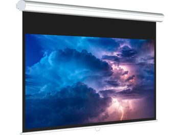 Écran de projection électrique encastrable Oray Super Gear HC 16/9 affichant un ciel orageux avec des nuages menaçants et des éclairs