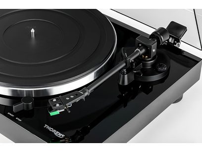 Platine vinyles Thorens TD 202 noir laqué, vue rapprochée du plateau et du bras de lecture avec cellule, angle légèrement de biais