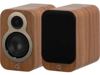 Coppia di diffusori da scaffale Q Acoustics 3010c in rovere chiaro con impiallacciatura in legno, cabinet compatti rettangolari con angoli arrotondati, vista frontale obliqua con un diffusore che mostra tweeter e woofer con cornici grigie e l’altro dotato di griglia nera