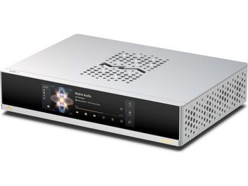 Hõbedasest alumiiniumist Matrix Audio MD-1 integreeritud hi-fi stereo võimendi, vaade paremalt eest kolmveerand nurga alt, must esipaneel suure värvilise puuteekraani ja ühe nupuga, ülemisel ja külgmistel paneelidel ümmargused ventilatsiooniavad, paremas allnurgas kollane MA logo