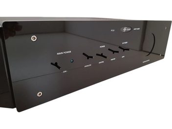 Eraldi toiteallikas HI-FI elektroonikale Lector audio PSU-D 192, läikiv must esipaneel, 4 lülitit, 1 valgusindikaator, 4 hõbedast kruvi
