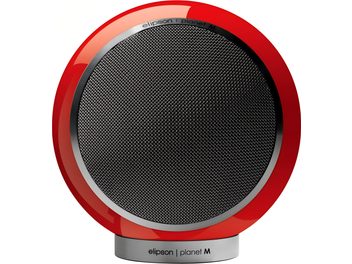 Kompakt hi-fi-højttaler Elipson Planet M i rød lakeret sfærisk kabinet, mørkegråt cirkulært metalgitter omgivet af en sølvfarvet ring og placeret på en matchende cylindrisk sokkel, set forfra