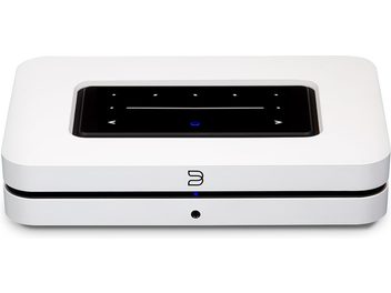 Λευκό δικτυακό ηχοσύστημα Bluesound NODE, συμπαγές, μινιμαλιστικός σχεδιασμός, μαύρη οθόνη αφής, υποδοχή CD