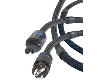 Närbild i perspektiv på Furutech Origin Power NCF-E (R) 1,5 m nätkabel, flätad sladd i antracitgrå med blåa kanter, svarta tryckta identifieringsringar, svart IEC-hona och metallisk tvåpolig hanstickkontakt.