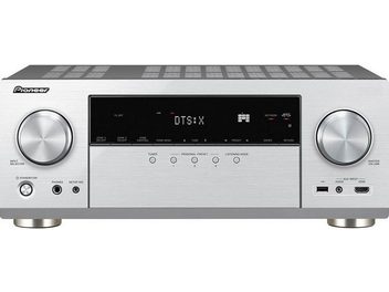 Pioneer VSX-LX305 sølv hjemmebiograf-forstærker, sølvfarvet frontpanel, mange knapper, stor sort skærm i midten