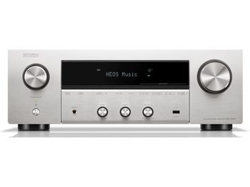 Wzmacniacz hi-fi stereo Denon DRA-900H w kolorze srebrnym, widok z przodu, srebrna obudowa, centralny wyświetlacz, przyciski i pokrętła regulacyjne