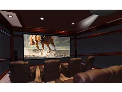 Salle de cinéma privée avec grand écran affichant un cheval galopant dans l'eau, fauteuils en cuir marron, éclairage tamisé