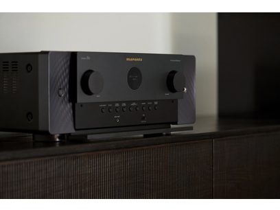 Ampli home-cinéma Marantz Cinema 50 noir, vue de face rapprochée, façade avant avec boutons, molettes et afficheur