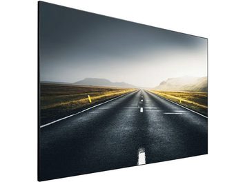Écran plat rectangulaire affichant une route droite traversant un paysage désertique sous un ciel nuageux