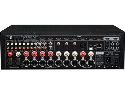 Préampli home-cinéma Emotiva XMC-1, face avant noire avec nombreuses prises, boutons et molettes argentés